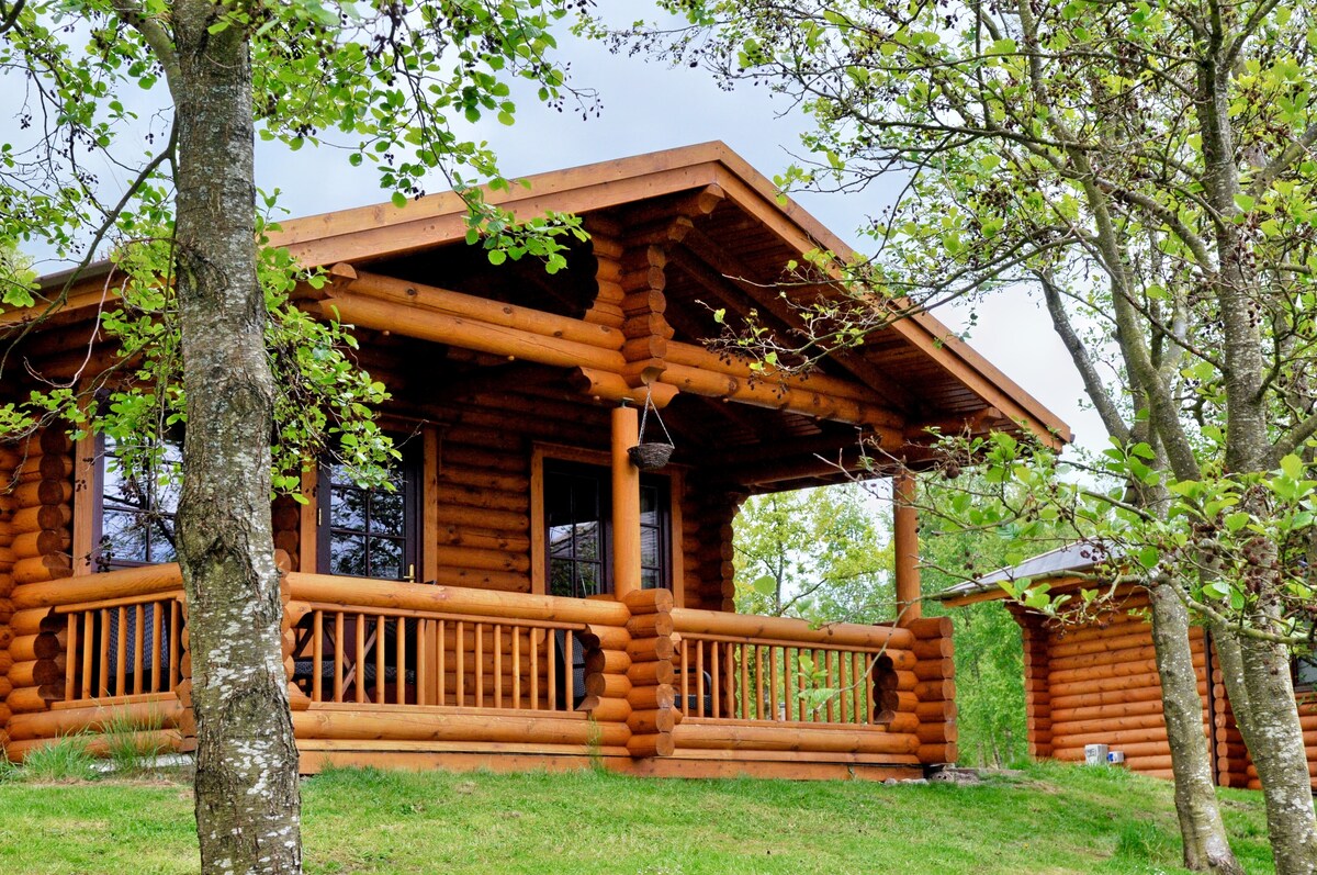 Fontburn Solid Log Lakeside Cabin Hot Tub Chalets For Rent