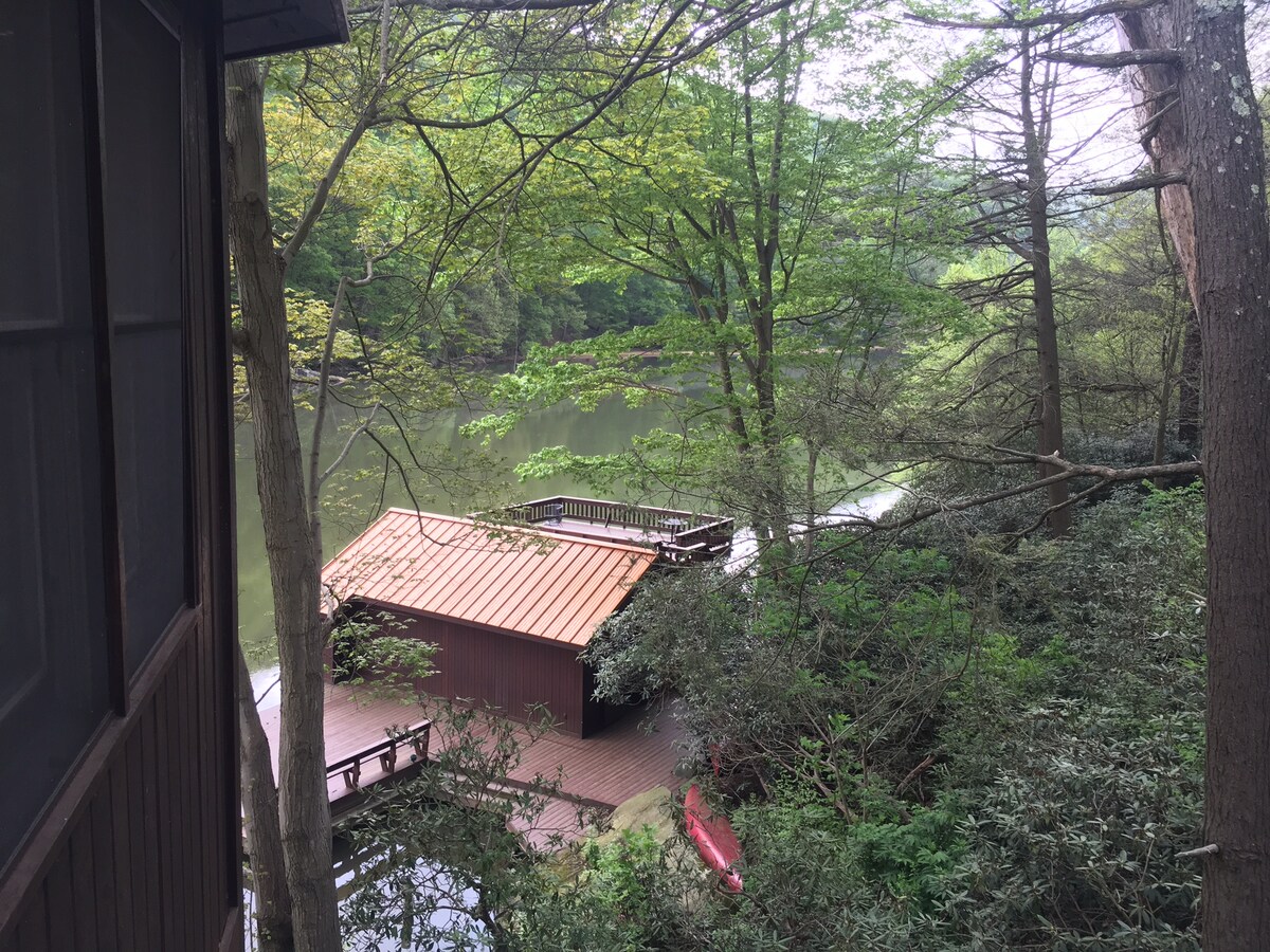 Private Lakefront Getaway Cheat Lake Wv Guesthouses For Rent