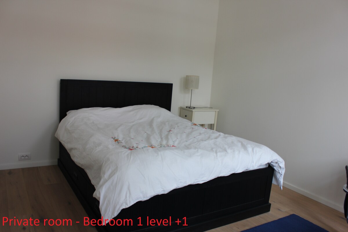 Level One Full First Floor Of Spacious Town House Apartments
