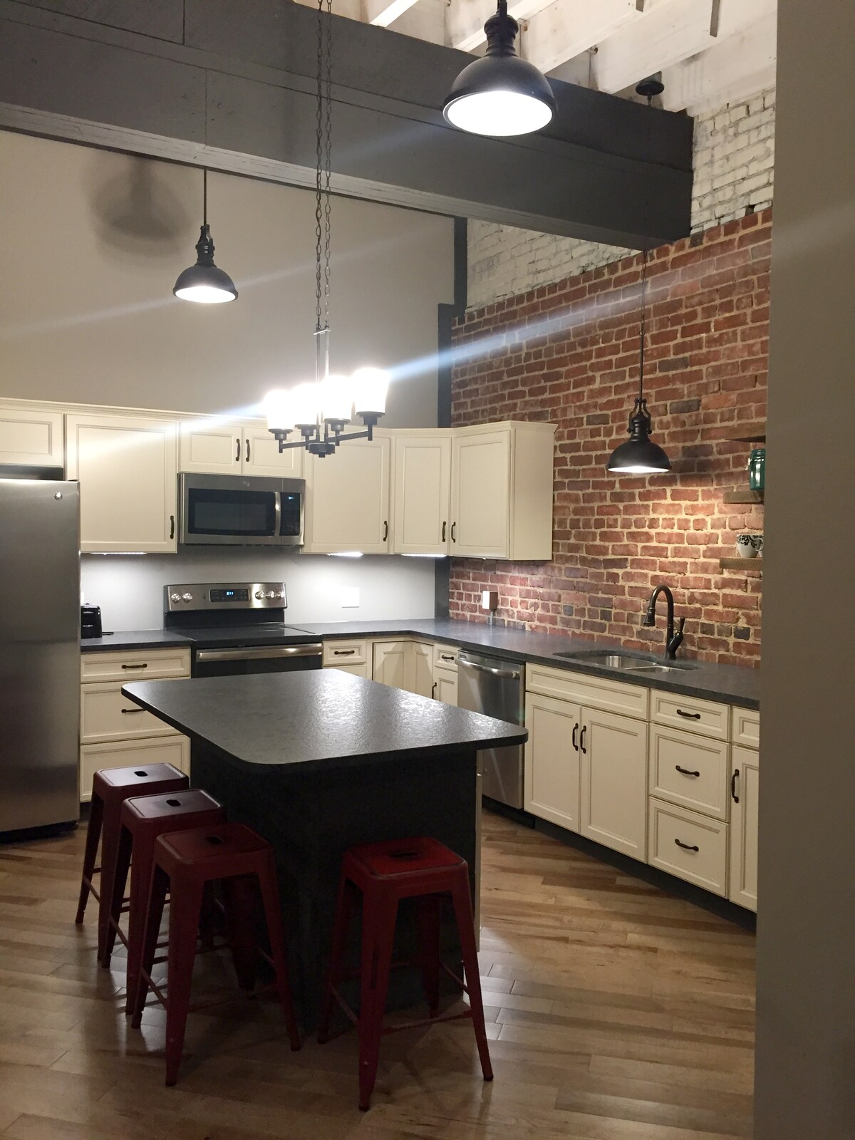 Modern Downtown Loft In Erwin Historic Main B Houses For