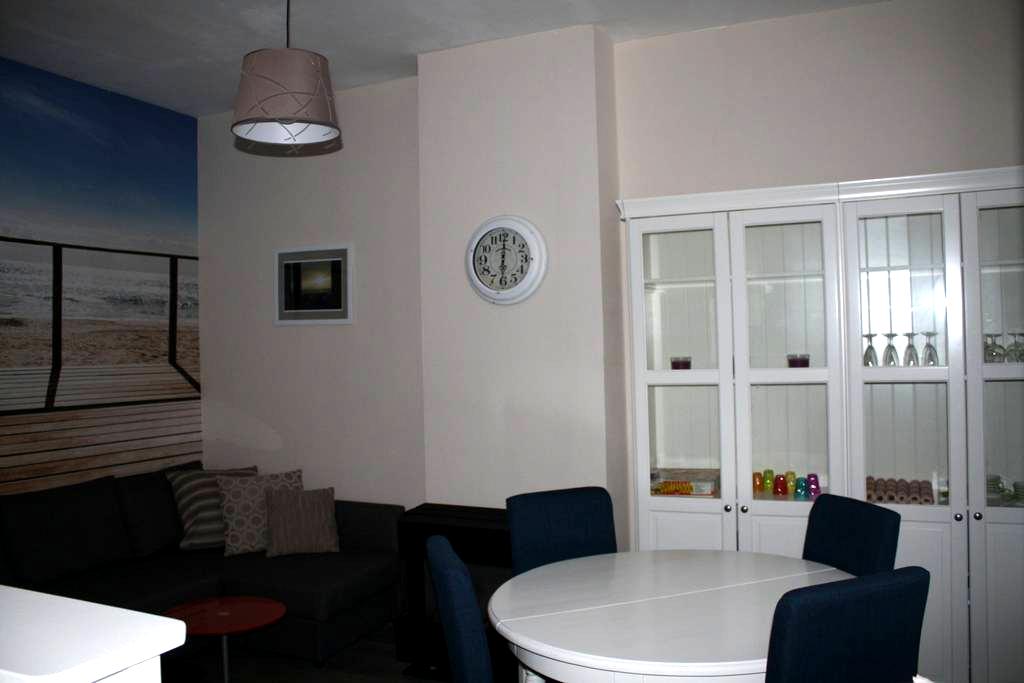 Vacation rentals, homes, experiences & places airbnb Hart peinture cuisine