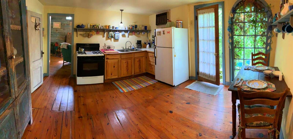 Enchanted Cottages Birdsong Bungalow Cottages For Rent In Eureka