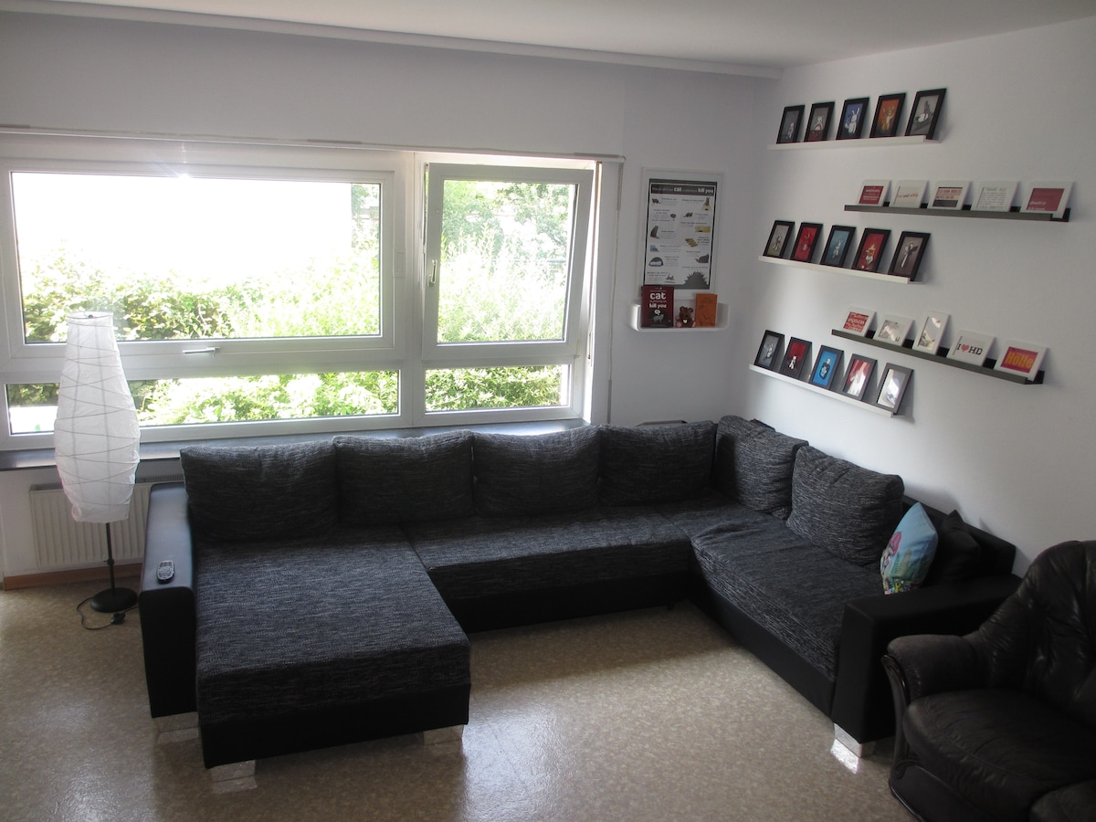 Das große sofa im wohnzimmer mit aussicht auf die große terrasse
