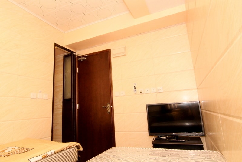 7/10: Big window MTR room, 2 single bed/5