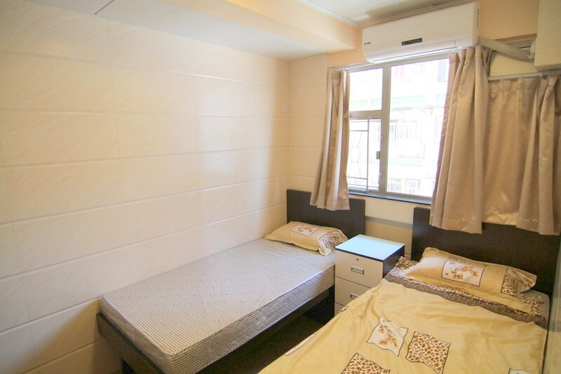 6/10: Big window MTR room, 2 single bed/5