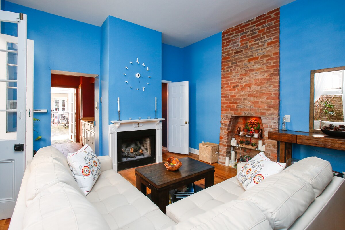 Historic apt w/courtyard by Bourbon