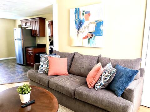 Comfy Easeful Two Bed Apartment. 30 min to Boston!