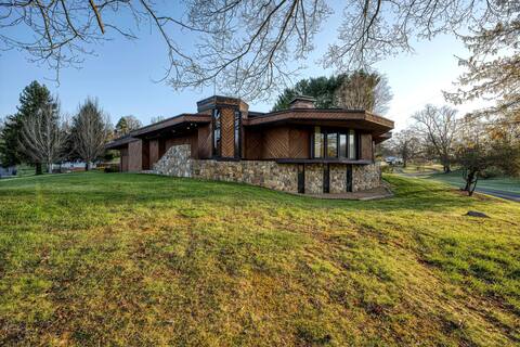 Unique Custom Built Home with Hot Tub & Pool Table