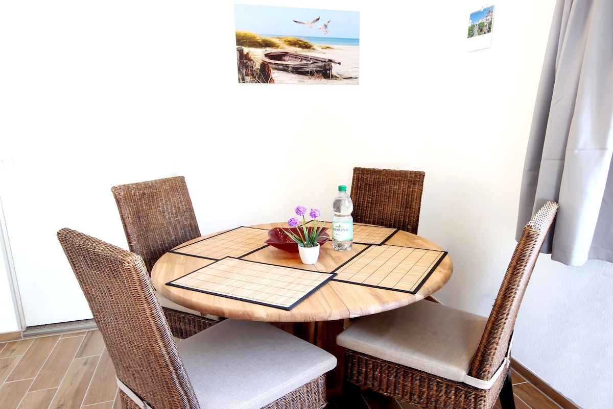 Erfolgreiche Airbnb-Immobilie: "Old carpentry shop"!!!! Apartment near the beach in Sellin