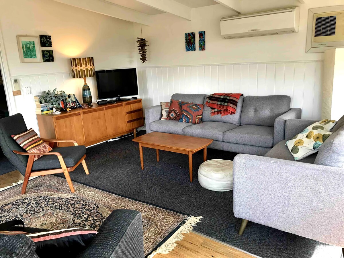 Popular Airbnb listing: Beautiful views, cosy cottage 5 mins to town in Lorne