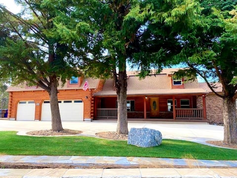 Snowbird Luxury Cabin! A Modern 5 Bedroom Retreat!