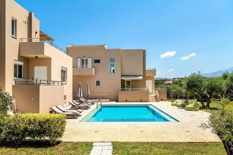 6 Bedroom Villa, Private Pool, 500m from the beach