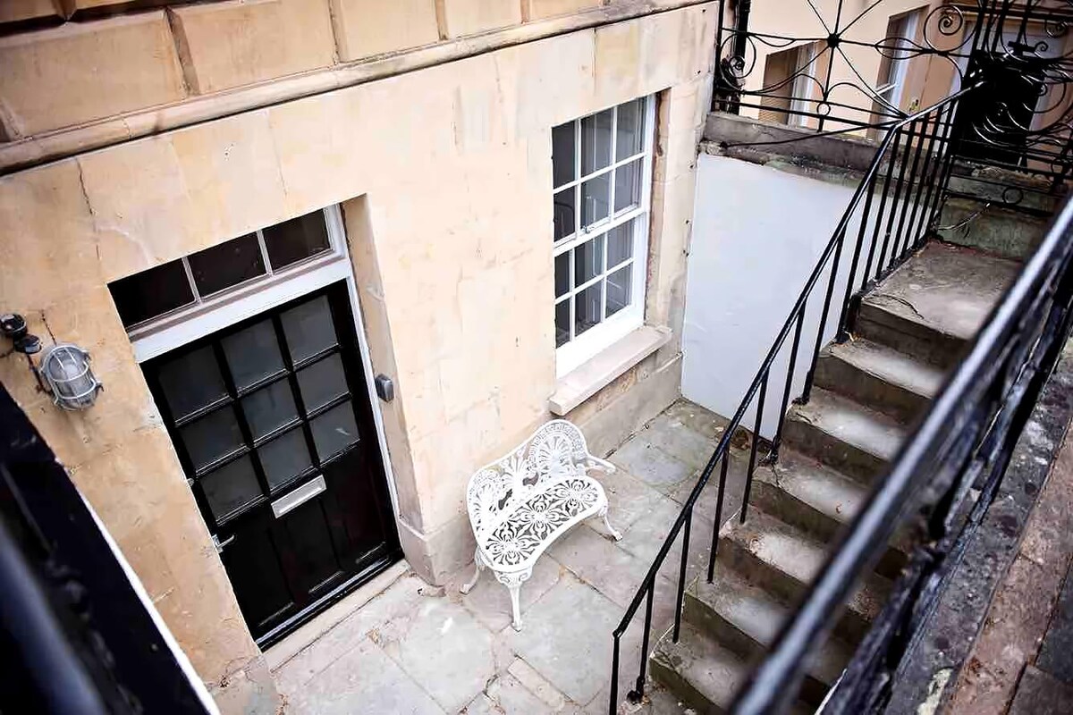 Beliebte Airbnb-Anzeige: Townhouse luxury, central Grade 2 listed apartment in Charlton Kings