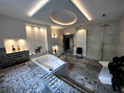 Apartment with hot tub and sauna