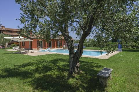La Casina Apartment - with garden and pool