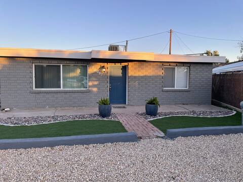 ⭐️⭐️ La Casita -east off North Loop