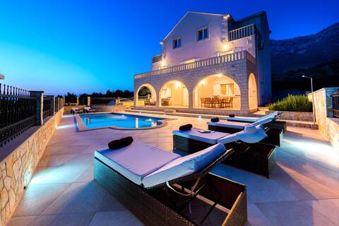 LUXURY VILLA WITH BEAUTIFUL SEA VIEW