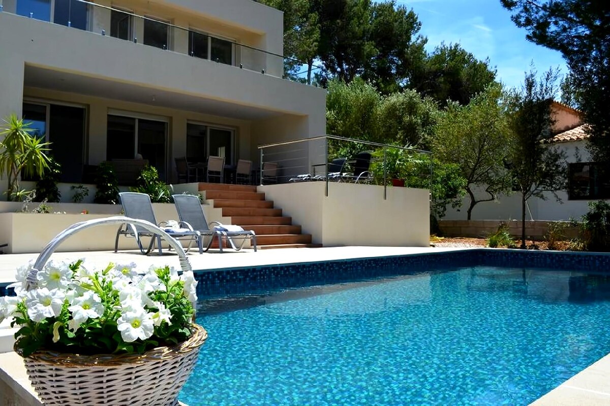 Airbnb con mejor rendimiento: Sea and Mountain, New Villa with Pool en Artà