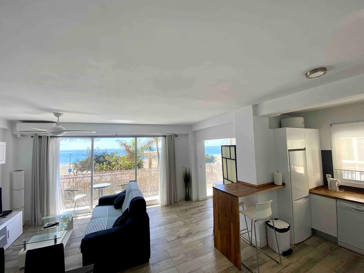 Top performing Airbnb: Beachfront apartment Estepona in Estepona