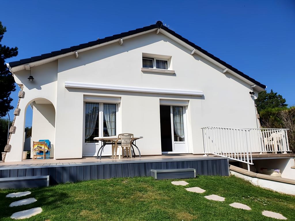 Popular Airbnb listing: Maison Sainte Cécile near beach and shops in Camiers