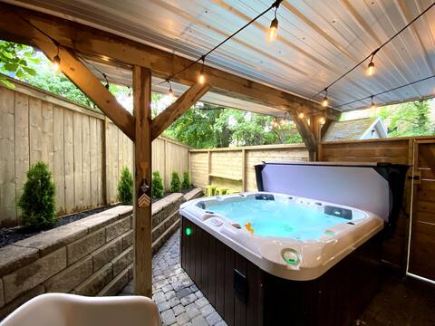 Luxury flat w/private hot tub, downtown! Sleeps 8