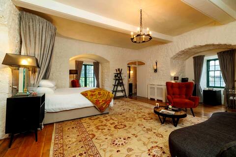Tybroughney Castle: The Queen’s Suite