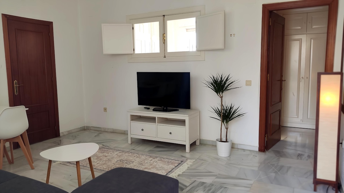 Successful Airbnb property: Downtown with parking and a rooftop in La Goleta