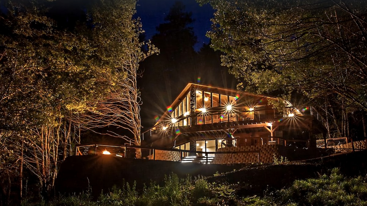 Gorgeous, peaceful river cabin surrounded by mts.