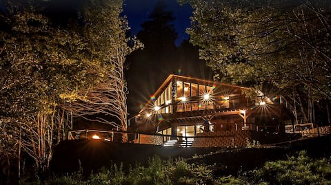 Gorgeous, peaceful river cabin surrounded by mts.