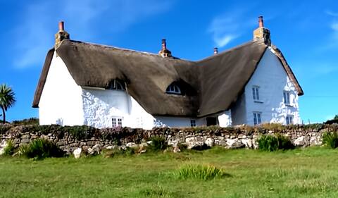 Thatched Cornish farmhouse by the sea, sleeps 8.