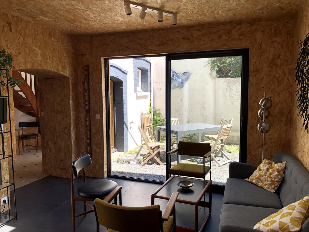 Annonce Airbnb populaire: Small house with yard, close to beach and shops. à Granville