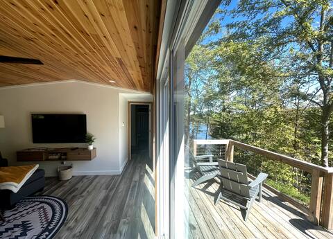 Mountain cabin feel on Hyco Lake.