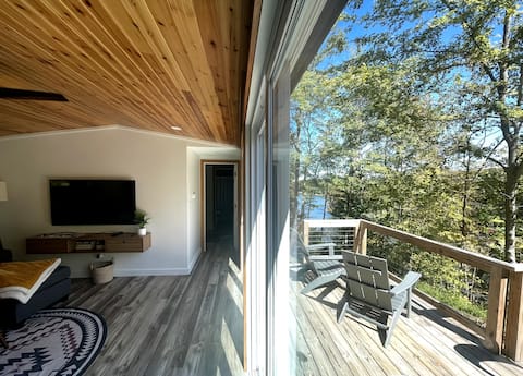 Mountain cabin feel on Hyco Lake.