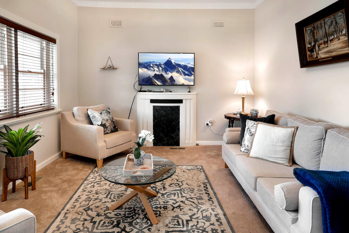 Leistungsstarkes Airbnb: Central cosy cottage, 2 living areas and bathrooms in Wagga Wagga
