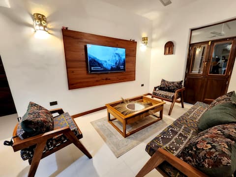 Cosy stone town, 2 BR apartment with parking.
