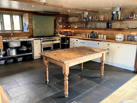 The Barn and Apartment at Jamie's Farm (sleeps 9)