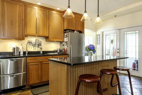 Victorian house near Harvard Sq + parking for 2