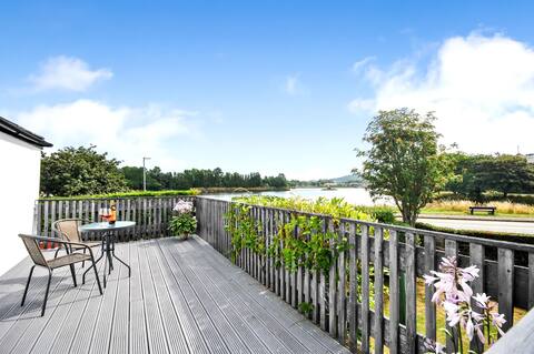 Sail Loft with views over lake, balcony & parking