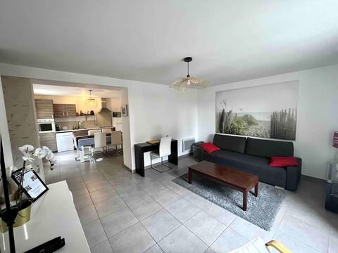 Bright 2 bedroom Apartment