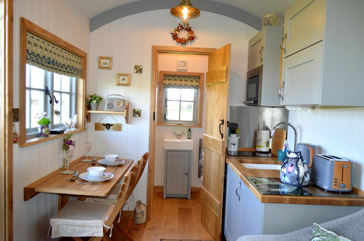 Top Airbnb: Luxurious Oak Shepherds Hut- Willow View 🌳 🐑 in Tewkesbury