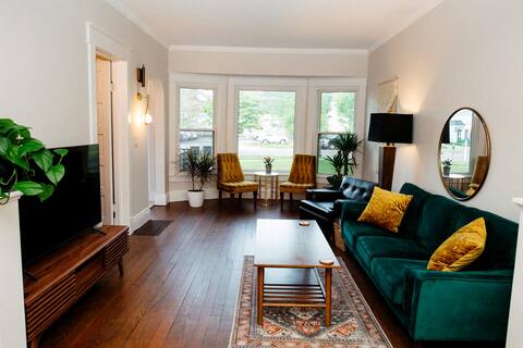 Lavish Lakeside Historic Downtown Home-Beach 1.5mi