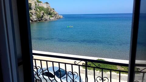 Amazing Sunset seafront apartment