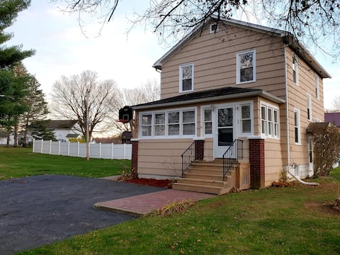 Private Cozy 3 bdrm near Utica & Clinton