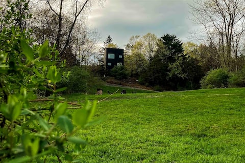 The Hudson Lookout: Watchtower with Views + Sauna