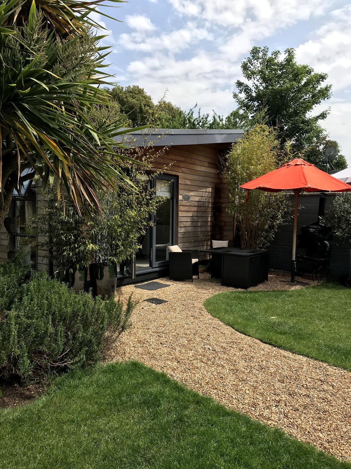 Beliebte Airbnb-Anzeige: Spacious Self Contained Garden Studio near to City in Chichester