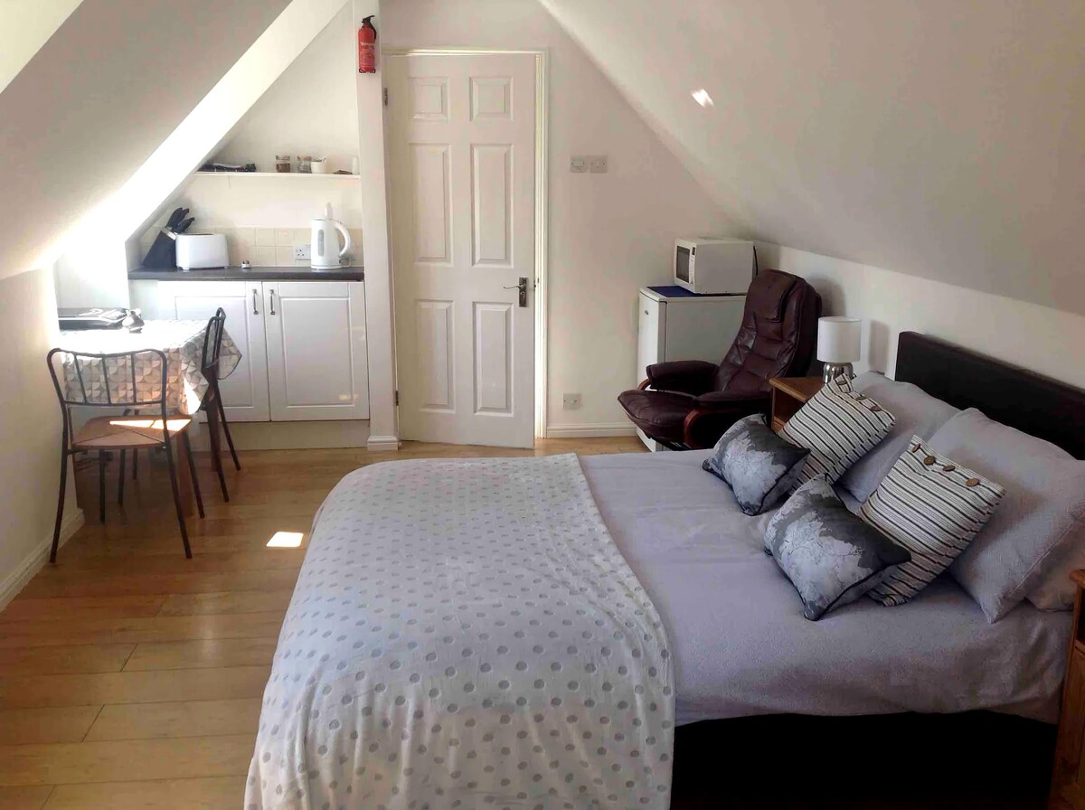 Top performing Airbnb: Colchester Lodge. Self contained annex w/parking in Myland