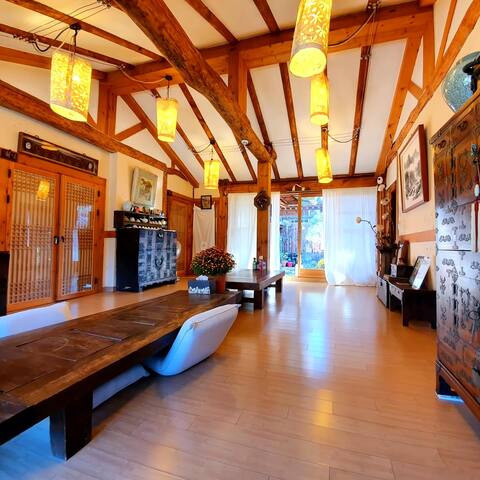 Private house (living room, 5 rooms, 5 bathrooms) - Hanok accommodation with a spacious living room 