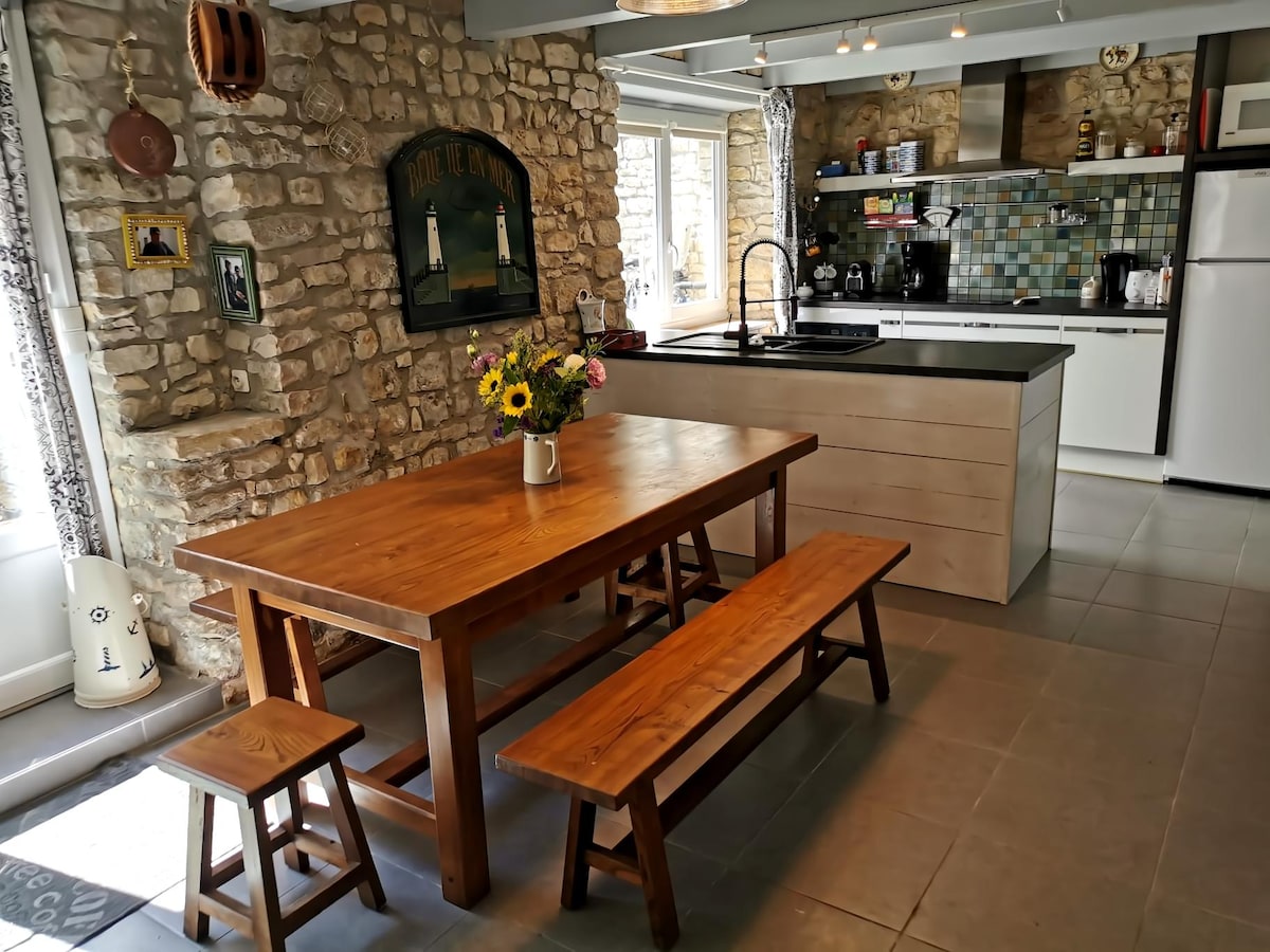 Successful Airbnb property: House in the heart of the village, 300 m from the beach in La Flotte