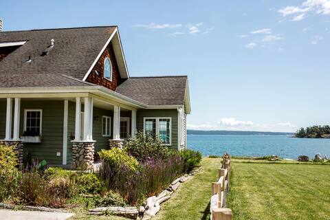Waterfront Beach House, pet friendly, with mooring