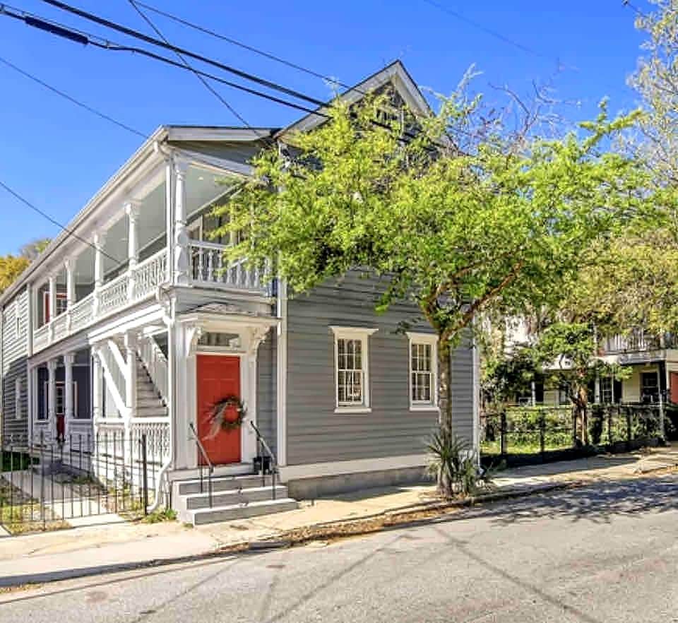 Amazon.co.jp: 洋書The Allure of Charleston: Houses, Rooms